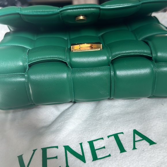 Bottega Véneta Padded chain cassette crossbody bag - Picture 6 of 7